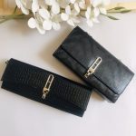 پاسپورتی کشیده جلو قفل(کیف مجلسی)